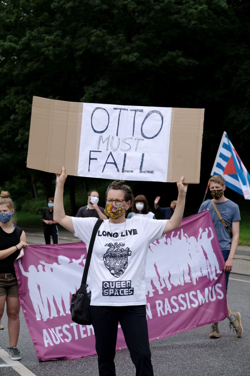 “Otto must fall!“. Na manifestação “Bismarck stoppen!” (Parar Bismarck!) de 28 de junho de 2020 exigiu-se mais do que apenas parar as obras de restauro. Foto: © afrika-hamburg.de